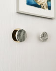 Perchero Mármol Carrara Redondo + Bronce