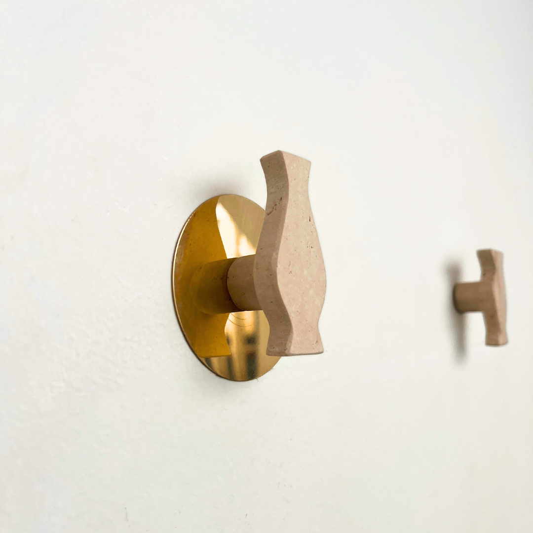 Perchero Hidria + Bronce Travertino