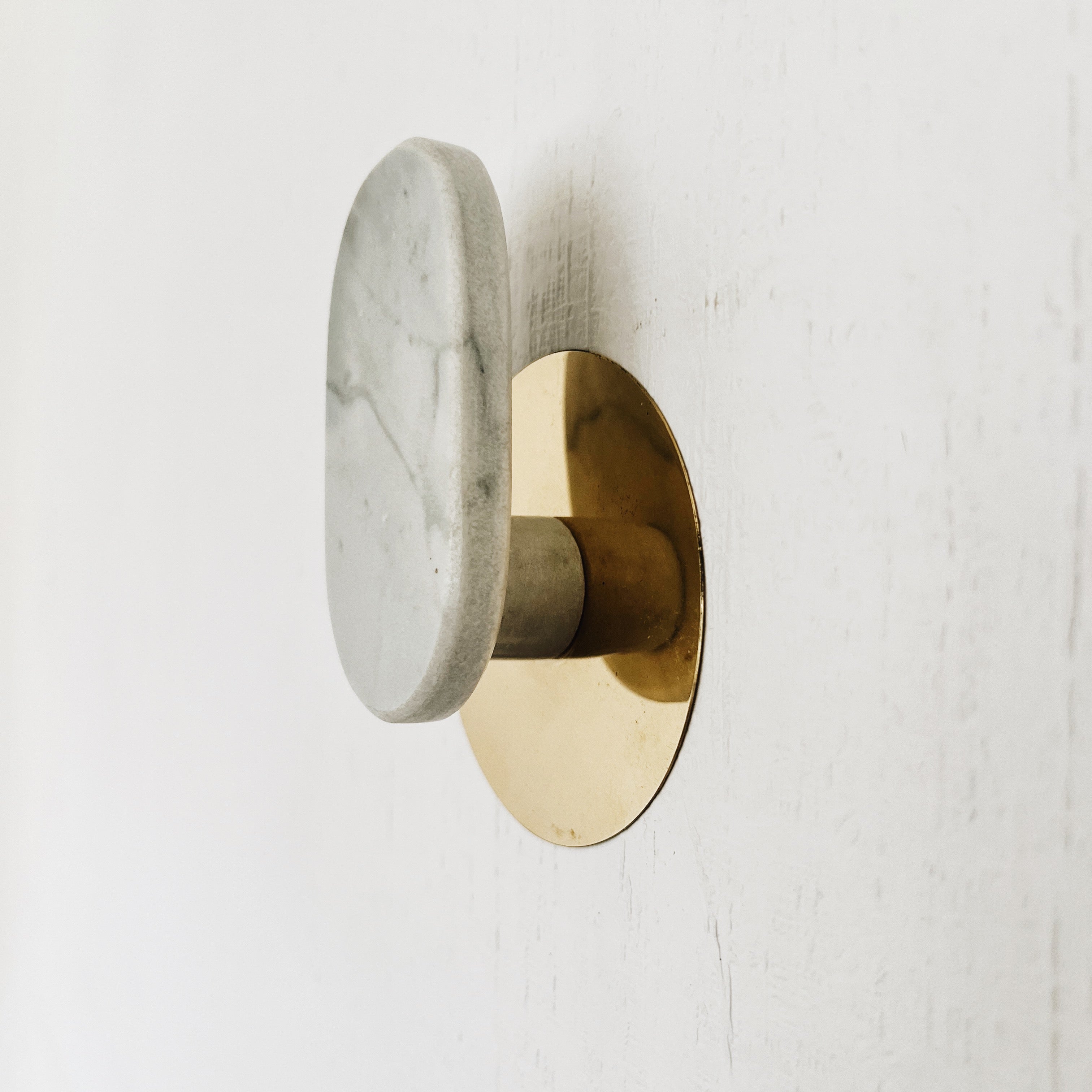 Perchero Mármol Carrara Ovalado + Bronce