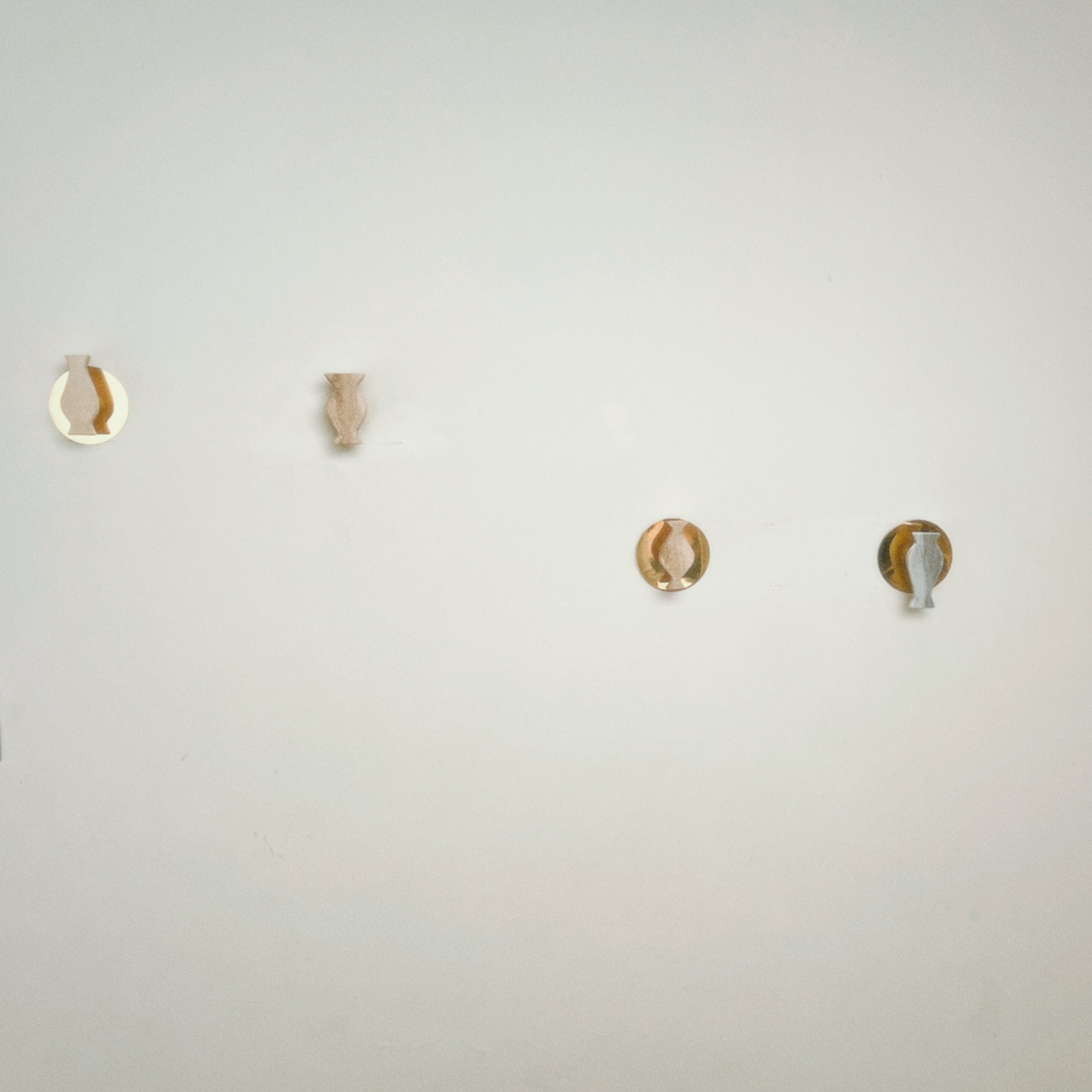 Perchero Hidria + Bronce Carrara
