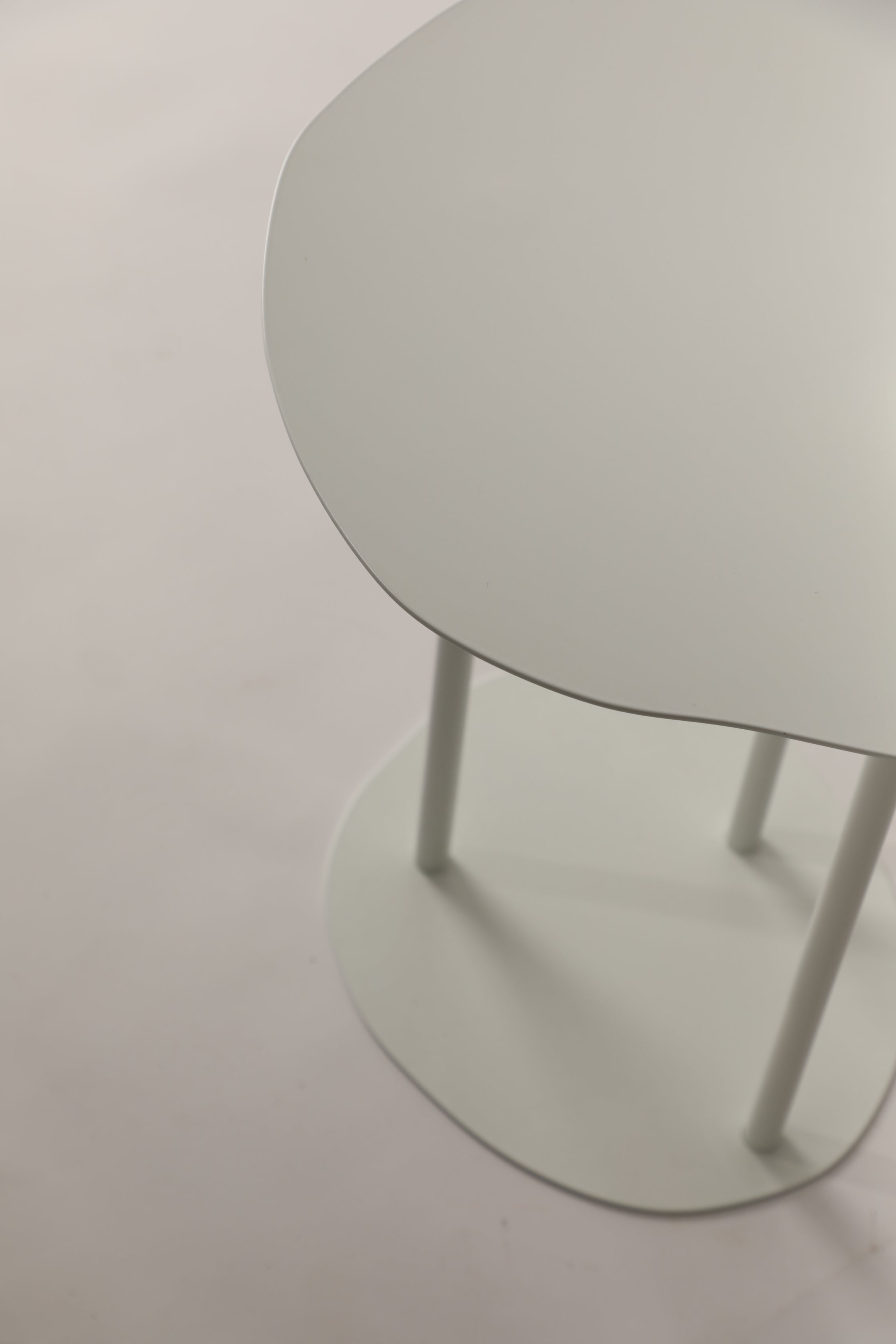 Mesa Auxiliar Ñ | Blanco Pre Order
